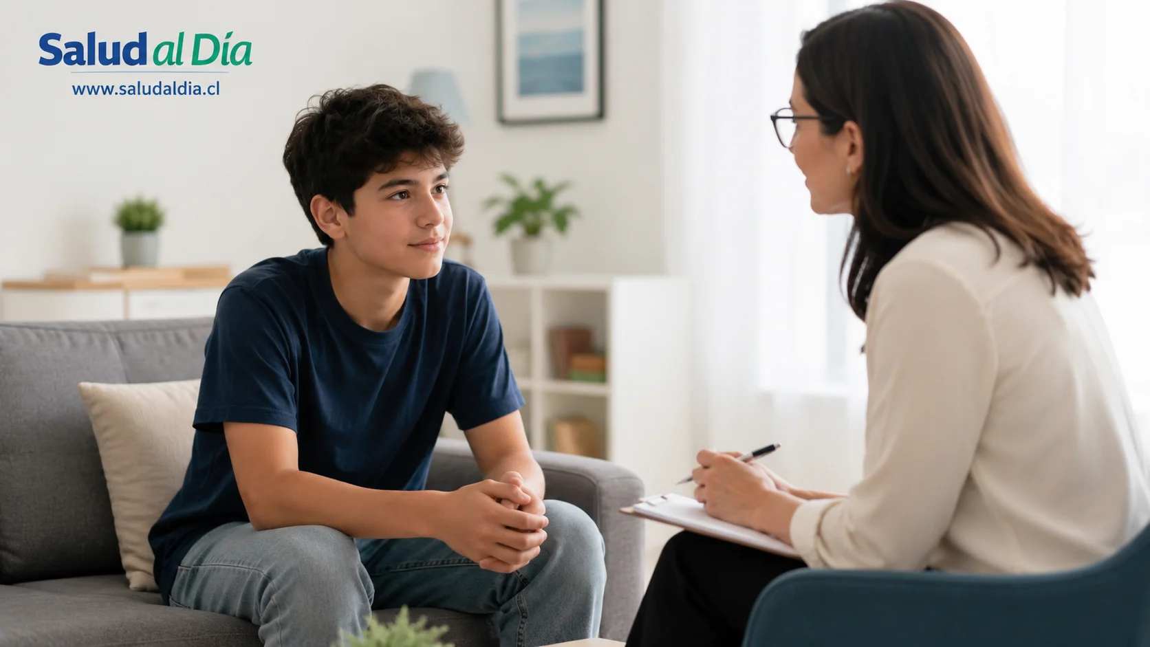 Adolescente acompañado por una adulta en un espacio tranquilo, representando apoyo emocional y prevención del suicidio