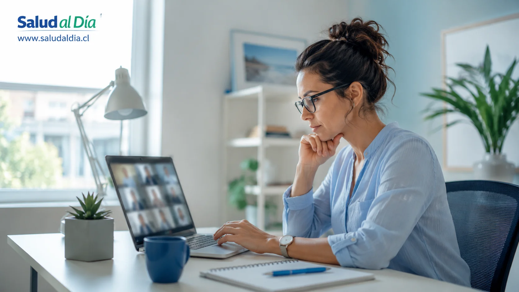 Persona trabajando desde casa frente a un computador en un ambiente ordenado, representando teletrabajo, aislamiento y bienestar laboral