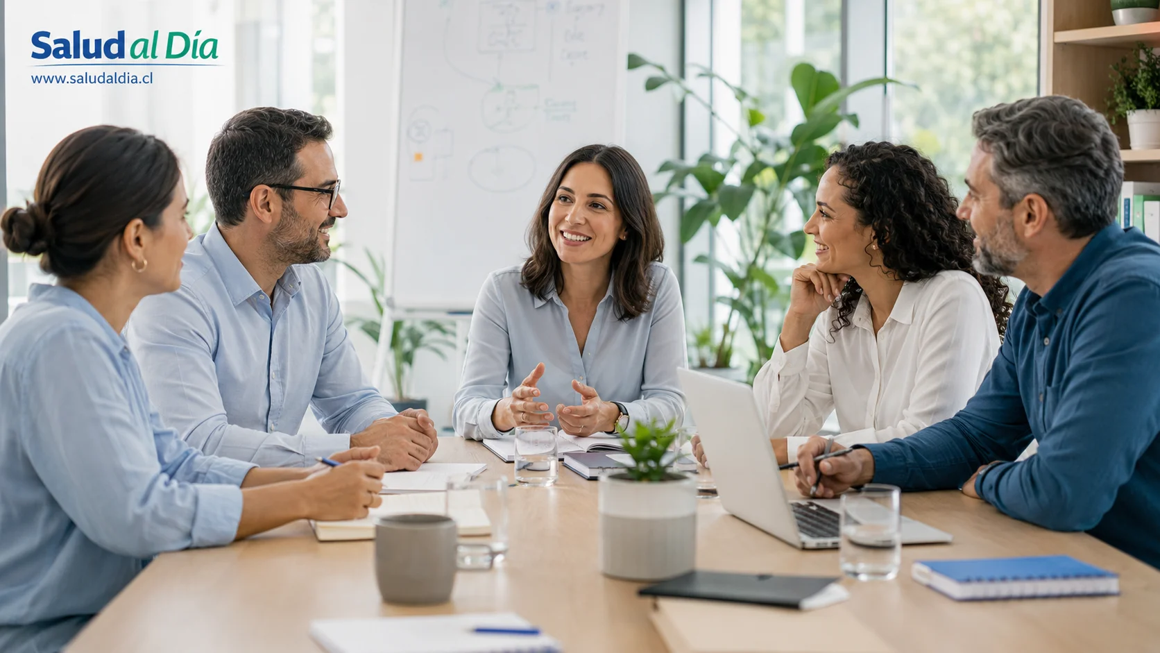 Equipo de trabajo en una reunión sobre bienestar laboral y salud mental en una empresa