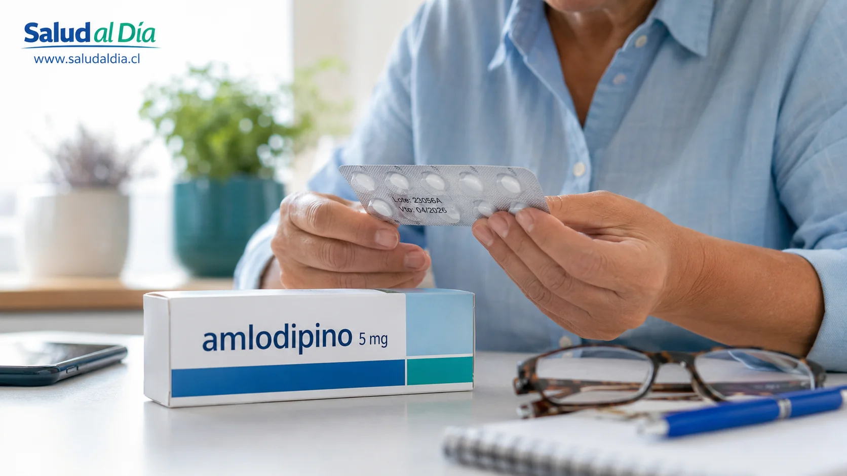 Persona revisando el lote de un medicamento en blíster como referencia a alerta del ISP por retiro de amlodipino 5 mg