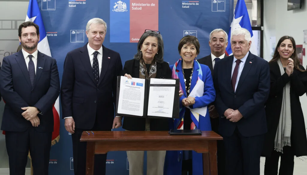 Autoridades y representantes institucionales durante la firma de un acuerdo para reducir listas de espera No GES en Chile