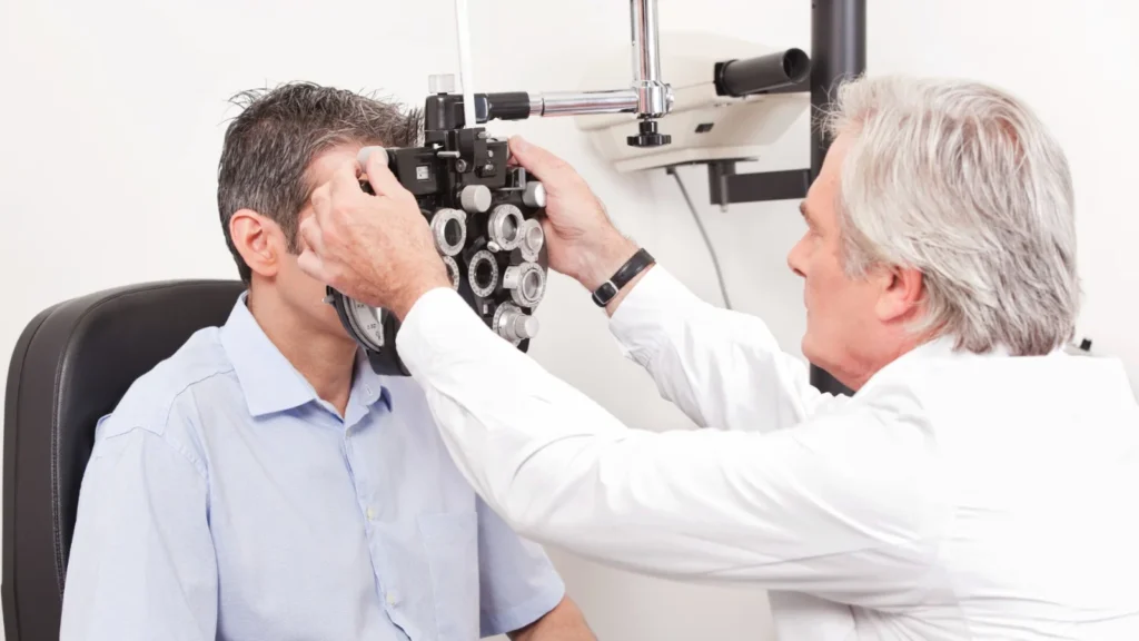 Oftalmólogo examinando a un paciente como referencia a atención especializada en cáncer ocular y salud visual