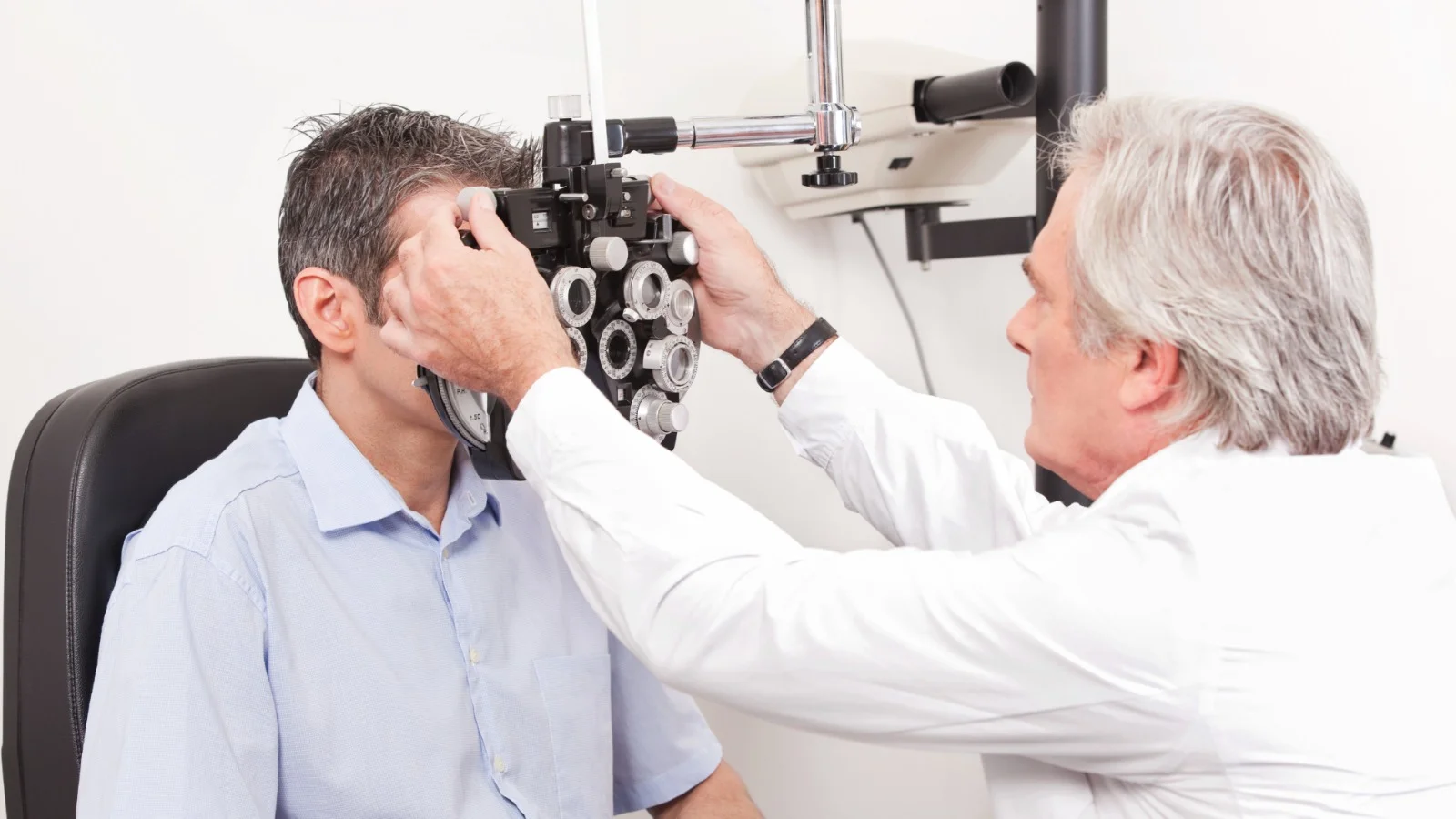 Oftalmólogo examinando a un paciente como referencia a atención especializada en cáncer ocular y salud visual