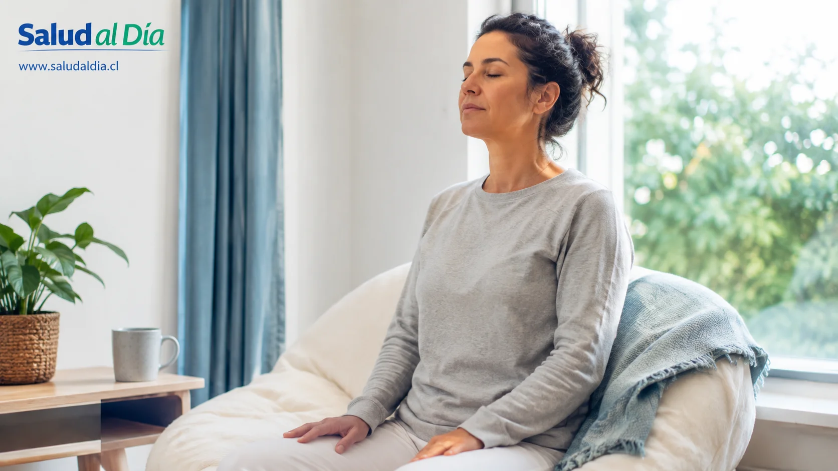 Persona meditando en casa en una postura cómoda como práctica de bienestar y salud mental