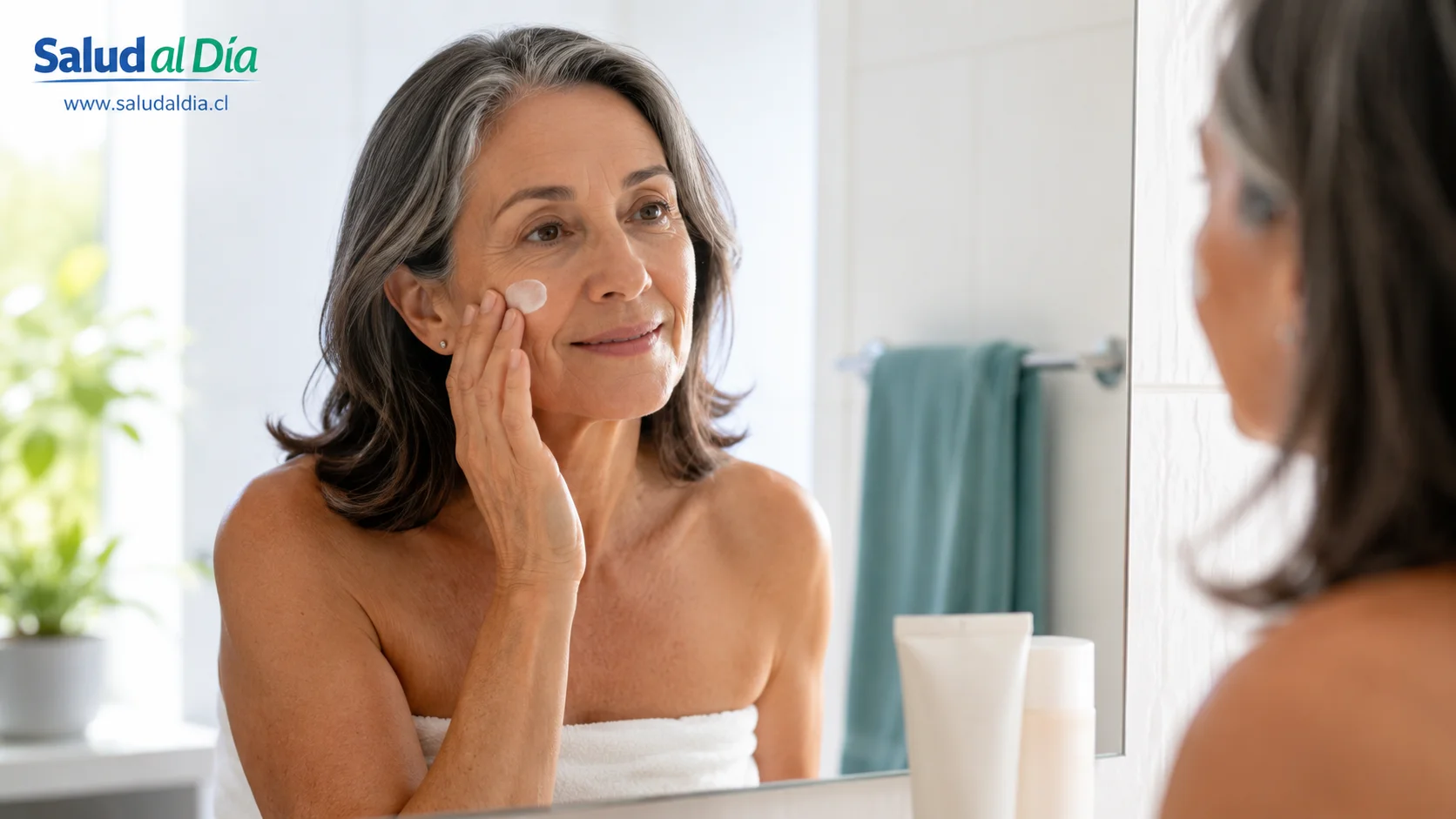 Persona adulta aplicando protector solar o crema hidratante como parte del cuidado de la piel que envejece
