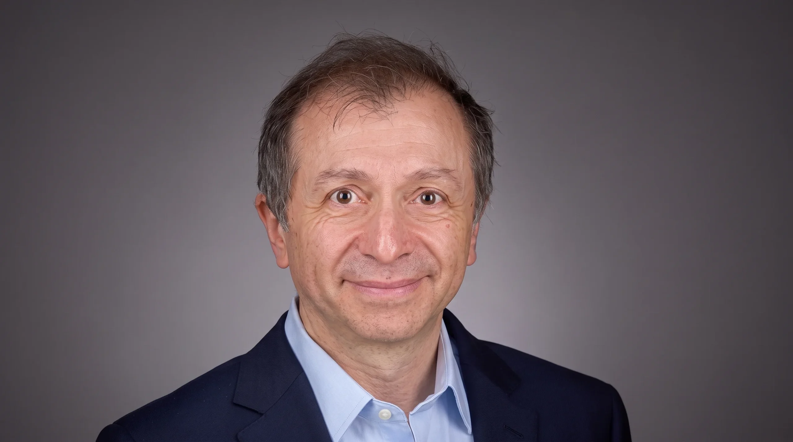 Retrato del Dr. Carlos Fernández, presidente de la Fundación SOCHICAR